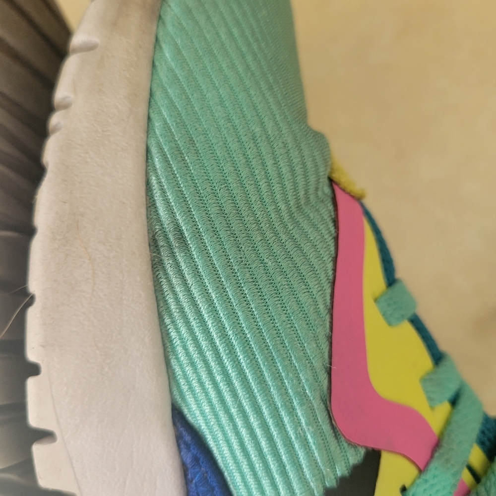 Neon Adidas - Picture 6 of 9